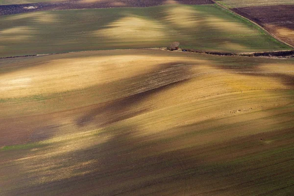 Воздушный беспилотник вид вспаханной сельскохозяйственной территории — стоковое фото