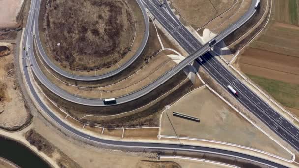 の空中ドローンから高速道路の交差点の表示します — ストック動画