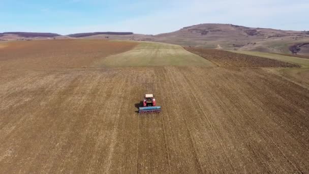 Hava Üstten Görünüm Bir Traktörün Birleştirmek Tarım Arazisi Bahar Plowing — Stok video