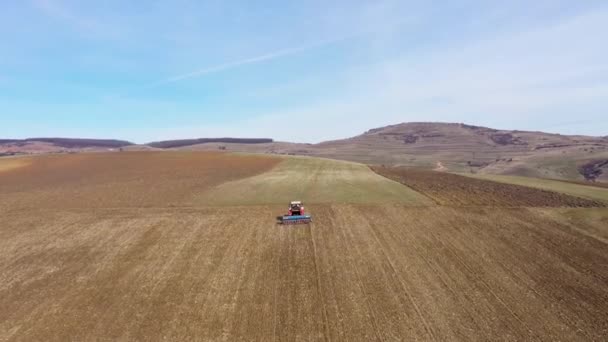 Vedere Aeriană Superioară Unui Tractor Combinați Recoltatorul Arat Terenuri Agricole — Videoclip de stoc