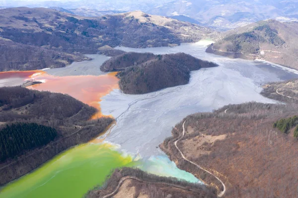 Вид с воздуха на озеро, заполненное химическими остатками — стоковое фото