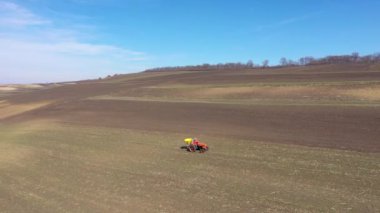 4 k hava üstten görünüm bir traktörün birleştirmek tarım arazisi bahar plowing hasat