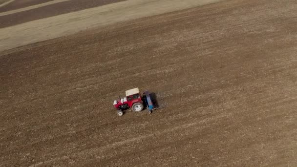 Вид Сверху Воздуха Трактор Комбайн Вспахивающий Сельскохозяйственные Угодья Весной — стоковое видео