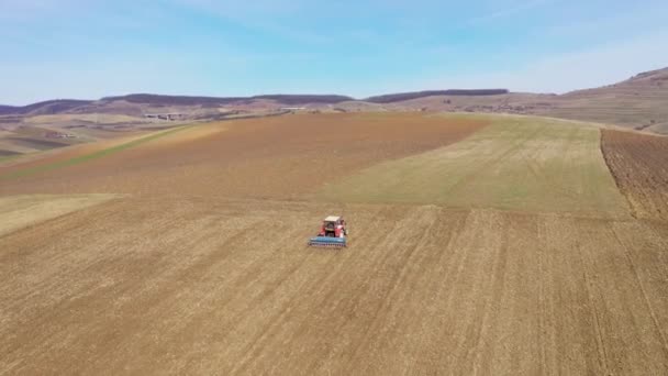 Horní Pohled Traktor Kombajn Orba Zemědělské Půdy Jaře — Stock video