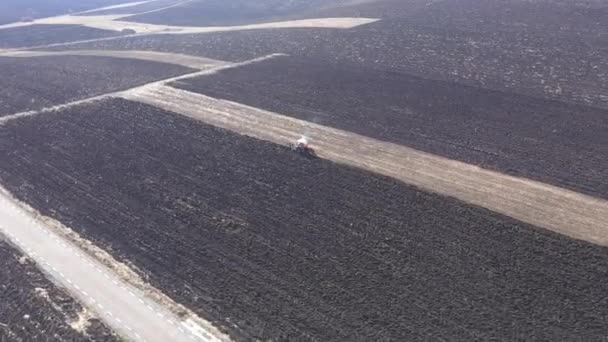 Luftaufnahme Eines Traktors Mähdrescher Pflügt Landwirtschaftliche Flächen Frühjahr — Stockvideo