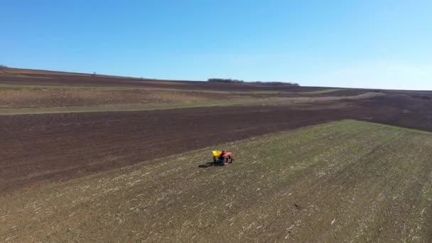 拖拉机的空中视图 结合收割机在春天耕种农田 — 图库视频影像