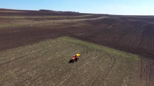 Vista Aérea Superior Trator Combinam Colheitadeira Arar Terras Agrícolas Primavera — Vídeo de Stock