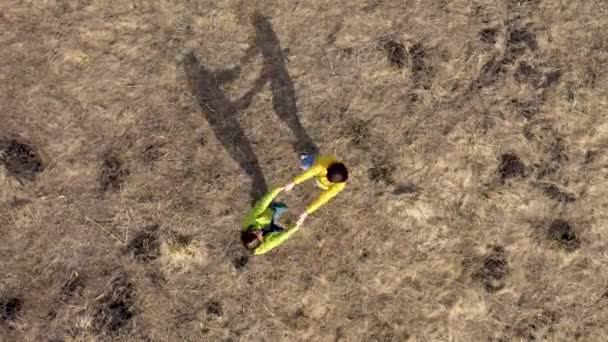 Luftaufnahme Von Zwei Freundinnen Die Sich Händchen Haltend Drohne Auf — Stockvideo