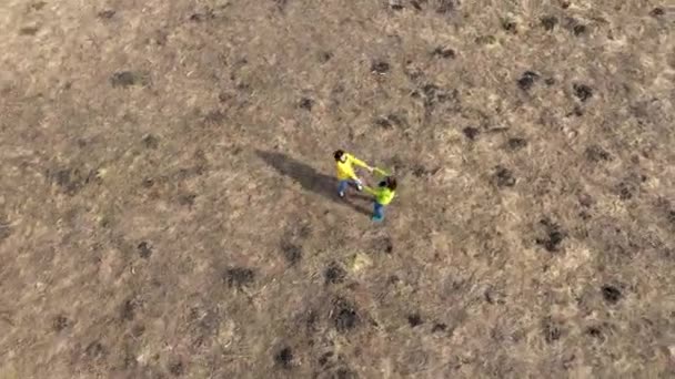 Luchtfoto Bekijken Van Twee Vriendinnen Hand Hand Draaien Een Weiland — Stockvideo