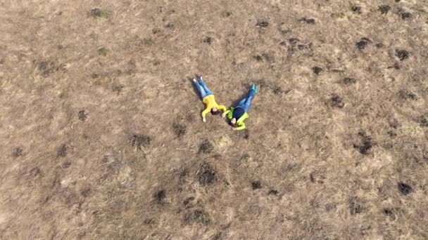 躺在草地中央的女朋友 空中4K 无人机景观 — 图库视频影像