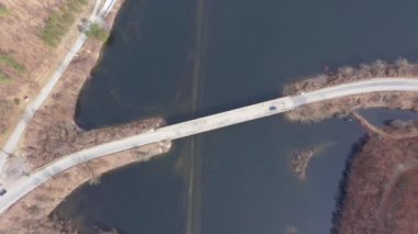 Hava 4k bir göl bir dron geçerken köprü görüntülemek