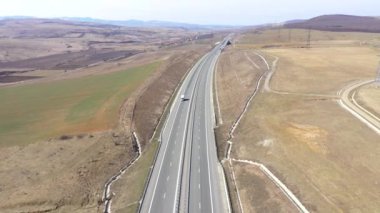 Hava 4k görünüm otomobil ve kamyon bir karayolu üzerinde geçen top, atış robot