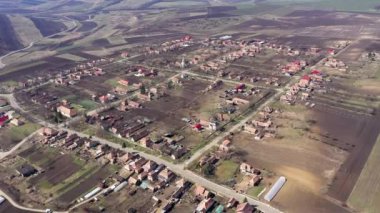 Bir dron Transilvanya, Romanya'da bir köy yerleşim hava 4 k görünümünü