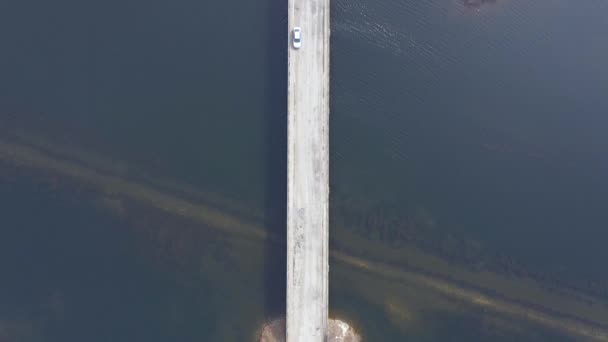 Luftaufnahme Einer Brücke Über Einen See Von Einer Drohne Aus — Stockvideo