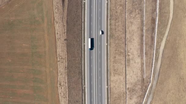 Повітряний Вид Зверху Автомобілів Вантажівок Проходять Шосе Безпілотник Постріл — стокове відео