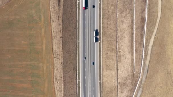 Widok Samochodów Osobowych Ciężarowych Przekazując Autostradzie Góry Antena Drone Strzał — Wideo stockowe