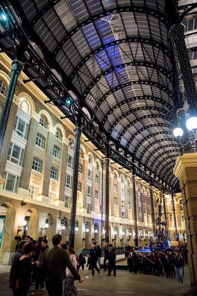 Туристы посещают галерею Hay 's Galleria ночью, Лондон — стоковое фото