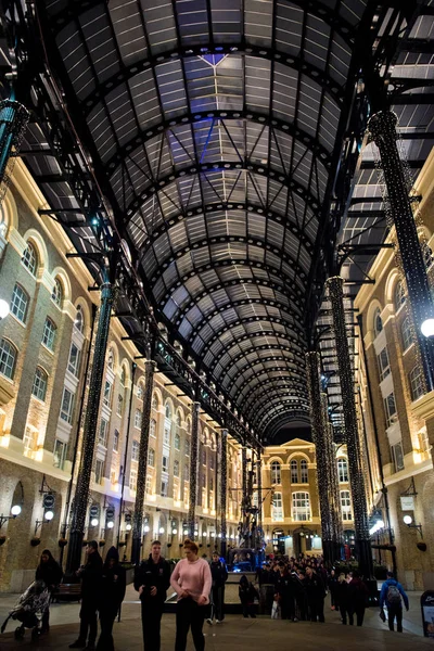 Tourists visiting the Hay's Galleria at night, London — Stock Photo, Image