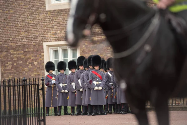 Changing the Guards in Friary Court, London — Stock Photo, Image