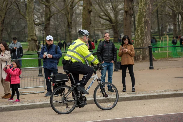 Polizia Cicli Ufficiale pattugliamento a Londra — Foto Stock