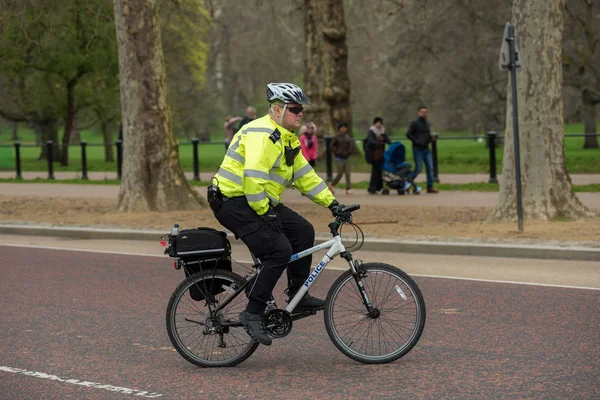 Polizia Cicli Ufficiale pattugliamento a Londra — Foto Stock