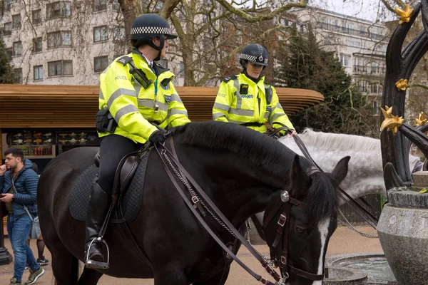 Policía a caballo en Londres —  Fotos de Stock