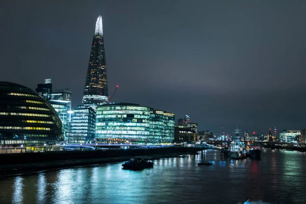 Финансовый район лондонского Сити ночью — стоковое фото
