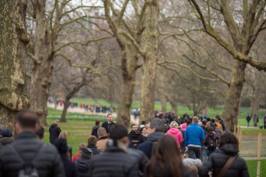 Yeşil Park, Londra yürüyen turist