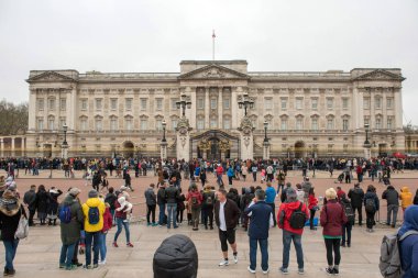 Buckingham Sarayı'ndaki muhafızları değiştirme izlerken kalabalık