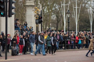 Buckingham Sarayı'ndaki muhafızları değiştirme izlerken kalabalık