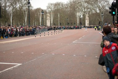 Buckingham Sarayı'ndaki muhafızları değiştirme izlerken kalabalık