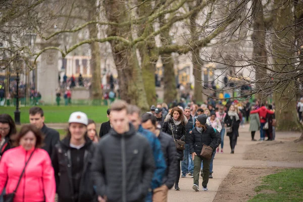 Touristes marchant dans Green Park, Londres — Photo