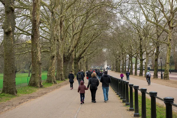 緑地公園、ロンドンを歩く観光客 — ストック写真