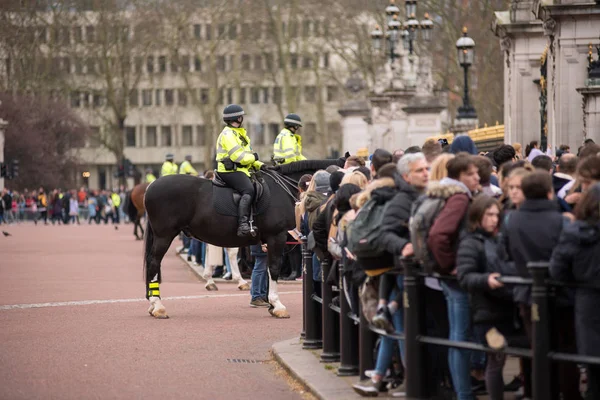 Multitud observando Cambio de guardia en el Palacio de Buckingham — Foto de Stock