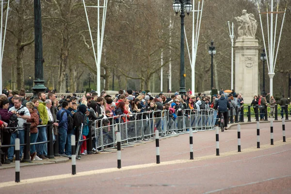 Publiken tittar på Ändra vakterna vid Buckingham Palace — Stockfoto