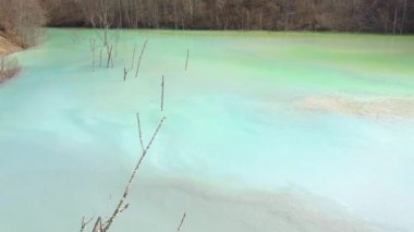 Renkli madencilik kimyasal kalıntıları, altın madeninden siyanür doğa kirliliği desenleri üzerinde uçan. Ekolojik felaket, 4k hava drone görünümü
