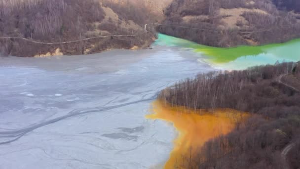 Fliegen Über Muster Von Bunten Bergbau Chemische Rückstände Zyanid Verschmutzung — Stockvideo