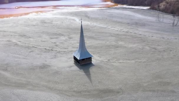 生態学的な大惨事 銅鉱山からシアンによって汚染された湖の真ん中に洪水と放棄された教会の4K 空中ドローンビュー Geamana ルーマニア — ストック動画