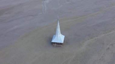 Ekolojik felaket, bir bakır madeninden siyanür ile kontamine bir gölün ortasında su altında bırakılan ve terkedilmiş kilisenin 4k hava drone görünümü. Geayana, Romanya