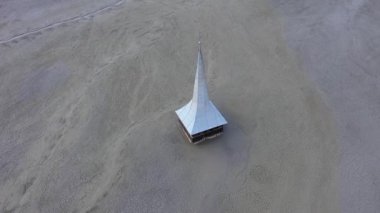 Ekolojik felaket, bir bakır madeninden siyanür ile kontamine bir gölün ortasında su altında bırakılan ve terkedilmiş kilisenin 4k hava drone görünümü. Geayana, Romanya