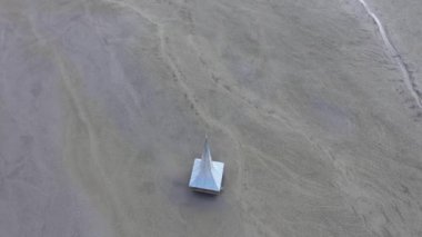 Ekolojik felaket, bir bakır madeninden siyanür ile kontamine bir gölün ortasında su altında bırakılan ve terkedilmiş kilisenin 4k hava drone görünümü. Geayana, Romanya