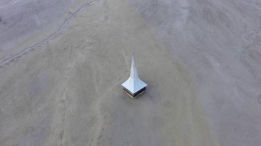 Ekolojik felaket, bir bakır madeninden siyanür ile kontamine bir gölün ortasında su altında bırakılan ve terkedilmiş kilisenin 4k hava drone görünümü. Geayana, Romanya