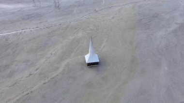 Ekolojik felaket, bir bakır madeninden siyanür ile kontamine bir gölün ortasında su altında bırakılan ve terkedilmiş kilisenin 4k hava drone görünümü. Geayana, Romanya