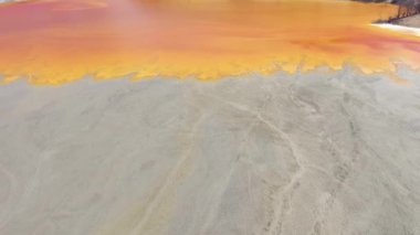 Kimyasal atık üzerinde uçan, bir bakır madeninden kontamine madencilik kalıntıları ile kirlenmiş su, göle karıştırma toksik siyanür sıvılar altında gömülü terkedilmiş kilise. 4k havadan drone görünümü, ekolojik felaket
