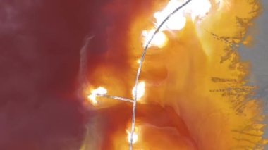 4k havadan drone, yapay gölün içine siyanür karıştırılarak kontamine suyun görünümü, doğal çevreye sel olan bir bakır madeninden turuncu toksik kalıntılar, ekolojik felaket