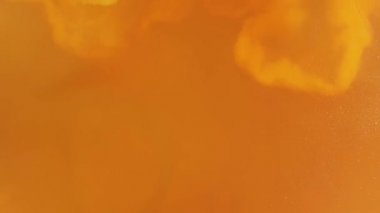 4k havadan drone, yapay gölün içine siyanür karıştırılarak kontamine suyun görünümü, doğal çevreye sel olan bir bakır madeninden turuncu toksik kalıntılar, ekolojik felaket