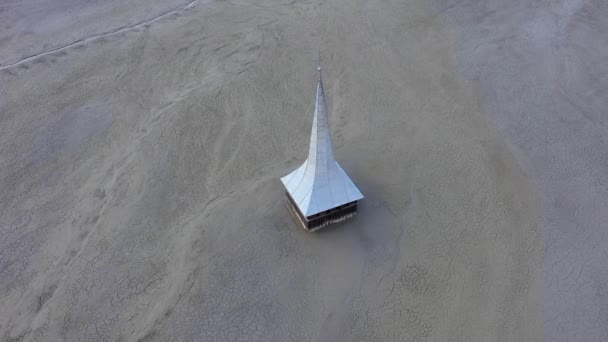 生态灾难 空中无人机看到被洪水淹没和废弃的教堂在一个湖中间被氰化物污染从一个铜矿 罗马尼亚格玛纳 — 图库视频影像