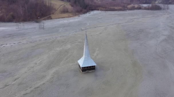 Ekologická Katastrofa Vzdušný Pohled Zatopený Opuštěný Kostel Uprostřed Jezera Zamořené — Stock video