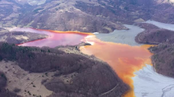 空中无人机查看被污染的水与氰化物混合到人工湖 橙色有毒残留从一个铜矿淹没自然环境 生态灾难 — 图库视频影像
