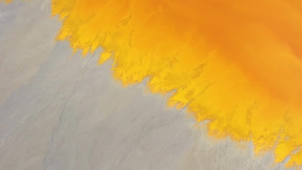 Повітряний Безпілотник Вид Забруднену Воду Ціанідом Змішується Штучне Озеро Апельсинові — стокове відео